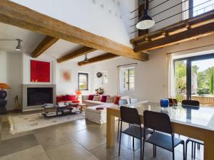 TV a/nebo společenská místnost v ubytování Charmant Mas Provençal avec Piscine aux Alpilles - FR-1-599-122
