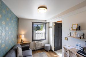 uma sala de estar com um sofá e uma janela em Hotel Stevenson em Stevenson