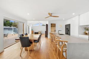 Una cocina y un comedor con mesa y sillas. en Amos Court luxury, en Ocean Grove