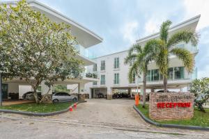 Ka RornにあるC236 Best Pool &Sea View 2BR Condo Prime Locationの正面に看板がある大きな白い建物