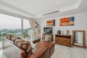 Ka RornにあるC236 Best Pool &Sea View 2BR Condo Prime Locationのソファとテレビのあるリビングルーム