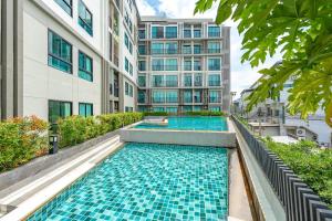 a swimming pool in the middle of a building at C237 Brand New 1BR Condo Pool Gym Near Beach in Ban Thalat Choeng Thale