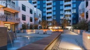 ein Innenhof in einem Gebäude mit Bänken und einem Brunnen in der Unterkunft Skyline & Ocean Views I Faith Filled SF Stay Gym in San Francisco