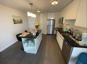 eine Küche mit Spüle und Arbeitsplatte in der Unterkunft Skyline & Ocean Views I Faith Filled SF Stay Gym in San Francisco