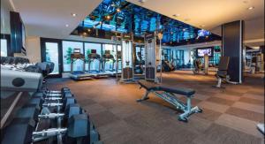 ein Fitnessstudio mit Laufbändern und Trainingsgeräten in einem Gebäude in der Unterkunft Skyline & Ocean Views I Faith Filled SF Stay Gym in San Francisco