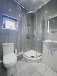 Ένα μπάνιο στο Convenient, Spacious Home, Local shops and Pubs