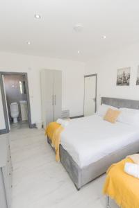 Ένα ή περισσότερα κρεβάτια σε δωμάτιο στο Convenient, Spacious Home, Local shops and Pubs