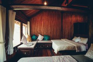 a bedroom with two beds and a window at Đến Nơi Có Gió - Homestay And Coffee in Hữu Lũng +26 photos