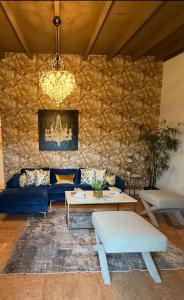 Afbeelding uit fotogalerij van 4bdrm Waterfront salt water Pool home with Outdoor theater Game Rm Make up vanities in every room Perfect for Game days and concerts trips to Miami Hard rock stadium and hotel 15 mins away in Miramar +19 foto's