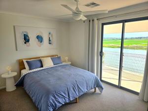 Giường trong phòng chung tại RiverBed Rise