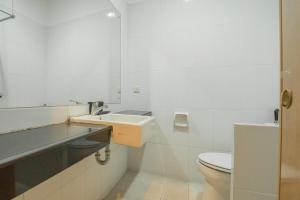 Bilik mandi di RedDoorz Near Trans Studio Mall 3 +10 gambar