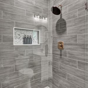 Ένα μπάνιο στο Perry Ave Penthouse 5 Mins to DWTN WiFi Grill Family Games Professionally Managed By Stay Albatross