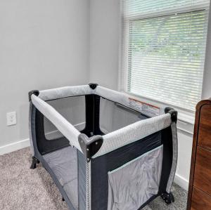 Ένα ή περισσότερα κρεβάτια σε δωμάτιο στο Perry Ave Penthouse 5 Mins to DWTN WiFi Grill Family Games Professionally Managed By Stay Albatross