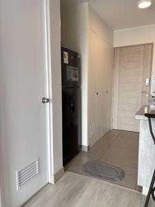 una cocina con nevera negra junto a una puerta en Acogedor Loft con ubicación céntrica en Lima, en San Antonio 12 fotos más