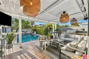 un soggiorno con divano, tavolo e piscina di The Palomino - AMAZING Chic-Luxe, Private, Guest House - Pool, Sauna, Free Parking a Los Angeles