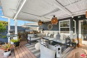 patio con divano e sedie su una terrazza di The Palomino - AMAZING Chic-Luxe, Private, Guest House - Pool, Sauna, Free Parking a Los Angeles
