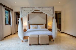 Giường trong phòng chung tại Villa Istana Putih by Nakula +25 ảnh