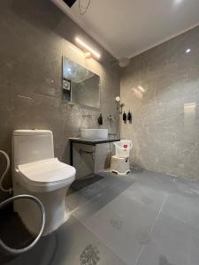 Bilik mandi di Hotel Krishna Anandam +7 gambar