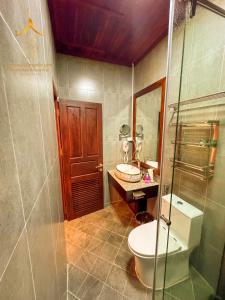 a bathroom with a toilet and a sink at Mueang Nuea Boutique Hotel in Luang Prabang