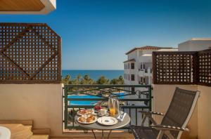 una mesa con comida en el balcón con vistas al océano en SH Villa Gadea, en Altea