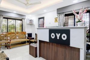 New TownにあるHotel O R JOHNSONの壁にvoxの看板が貼られたロビー