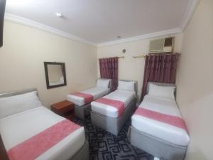 Postel nebo postele na pokoji v ubytování Al Khair hotel &Al Manwara hotel