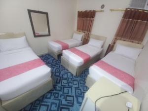 Postel nebo postele na pokoji v ubytování Al Khair hotel &Al Manwara hotel