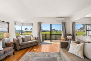 Ruang duduk di Reserve View Retreat - Waihi Beach Holiday Home