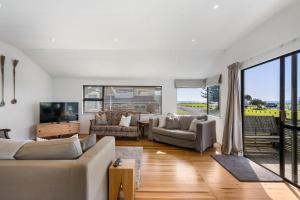 Ruang duduk di Reserve View Retreat - Waihi Beach Holiday Home