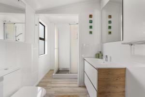 Bilik mandi di Reserve View Retreat - Waihi Beach Holiday Home +22 gambar