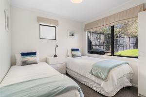Katil atau katil-katil dalam bilik di Reserve View Retreat - Waihi Beach Holiday Home