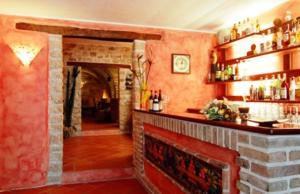 un bar en una habitación con una pared de ladrillo en Perbacco en SantʼAngelo Limosano