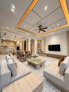 TV a/nebo společenská místnost v ubytování TriKy Village Tropical Bãi Khem