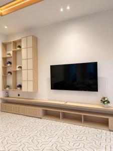 TV a/nebo společenská místnost v ubytování TriKy Village Tropical Bãi Khem + 50 fotografií