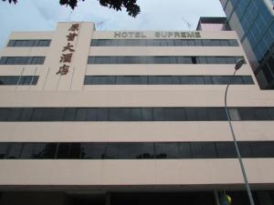 una vista externa de la sede suprema del hotel en Hotel Supreme en Singapur