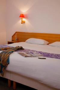 Postel nebo postele na pokoji v ubytování Hôtel Novalis Quimperlé