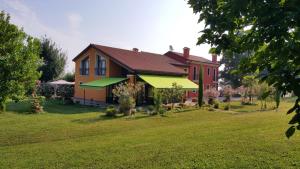 une maison sur un champ verdoyant avec une cour dans l'établissement Country House Bucaneve, à Rovolon