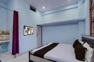 Un dormitorio con una cama grande en una habitación. en Hotel O AK PALACE, en Goshainganj