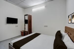 Ένα ή περισσότερα κρεβάτια σε δωμάτιο στο HOTEL O ROYAL INN