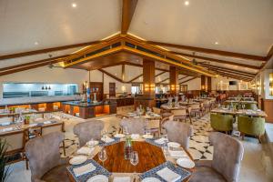 Un restaurant sau alt loc unde se poate mânca la Radisson Resort Mount Abu