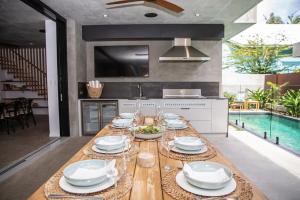Bazén v ubytování Azure Port Douglas - Luxurious & Modern nebo v jeho okolí
