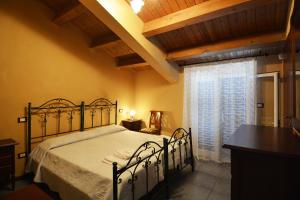 A bed or beds in a room at B&B La Castellana Még 37 kép