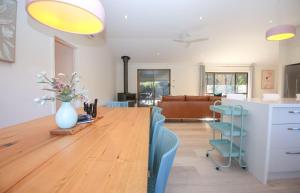 una sala da pranzo e un soggiorno con tavolo e sedie di Platypus Bend a Bright Altre 34 foto