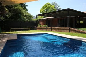 una piscina in un cortile con padiglione di Platypus Bend a Bright