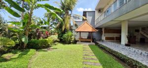 Κήπος έξω από το Spacious 3BR Villa in Jembrana