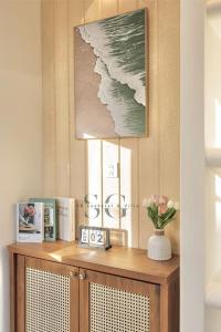 une table avec une lampe et un vase de fleurs sur elle dans l'établissement Novaworld Phan Thiết -Villa Nghỉ dưỡng, à Bình Tú