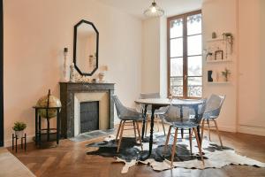 Charmant T4 Centre-ville, Lacs et Montagnes في Le Pont-de-Beauvoisin: غرفة طعام مع طاولة وكراسي ومرآة