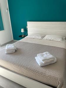 モンセッラートにあるAppartamento Numa Sardegnaの白いベッド(タオル2枚付)