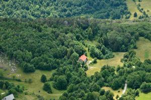 una vista aerea di una casa nel mezzo di una foresta di Holiday home Lokovec 31 - Rojčeva domačija a Čepovan