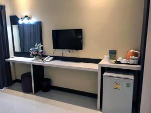 Zimmer mit Schreibtisch und TV in der Unterkunft G2 Hotel Group in Ban Kohong